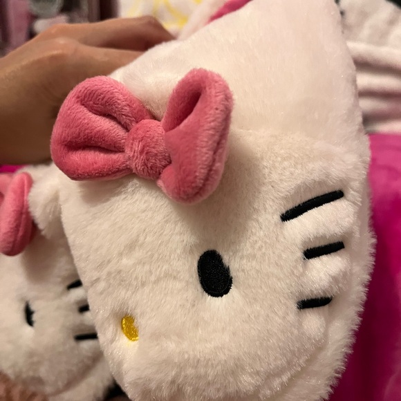 SOLD SOLD SOLD Hello kitty plush slippers indoor/outdoor - Picture 5 of 13